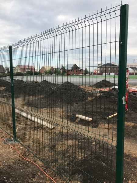 фото процесса установки забора