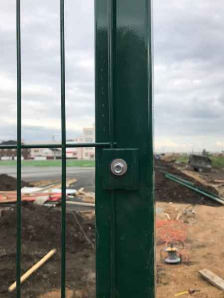 фото процесса установки забора