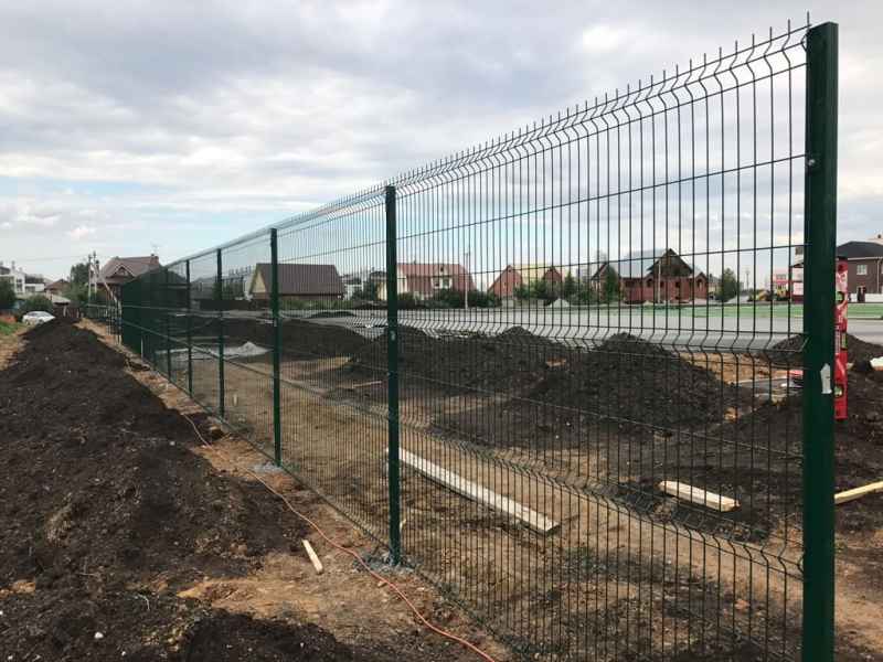 фото процесса установки забора