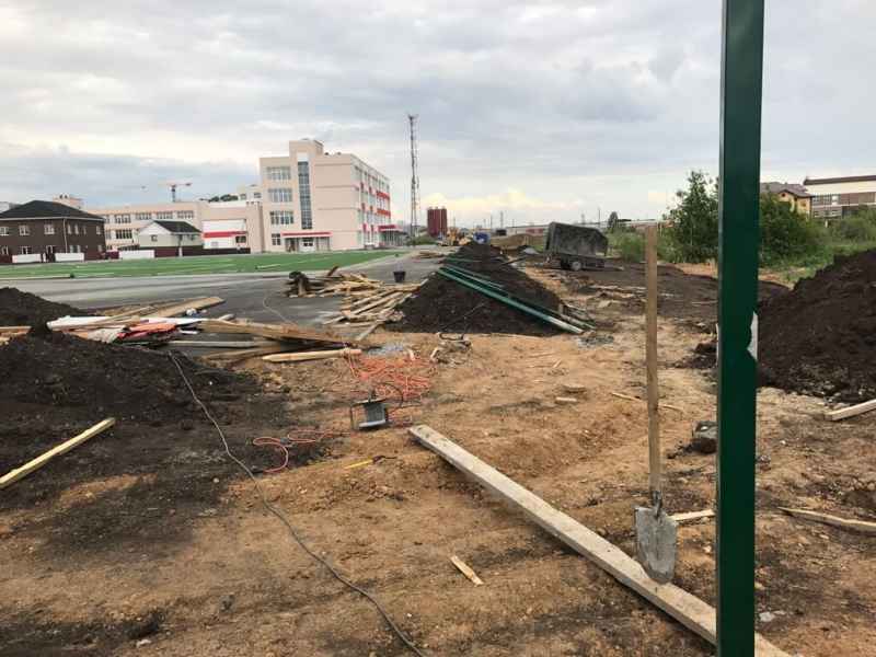 фото процесса установки забора