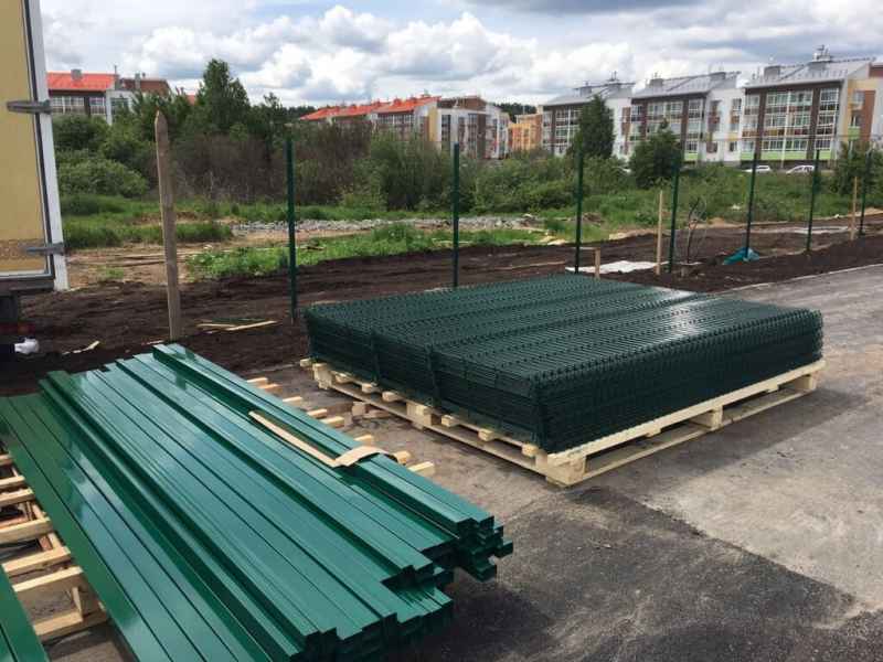 фото процесса установки забора